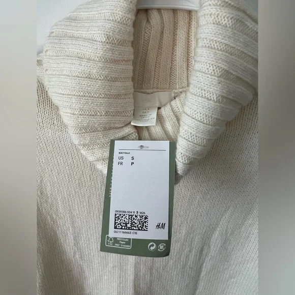 Cream turtleneck sweater - Picture 3 of 4